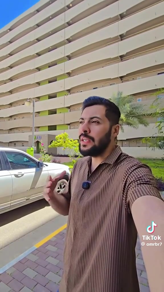 شقة للبيع في عروس بسمايا
شقة للبيع ١٠٠ م شرقي مجمع A7 عمارة ٧١٠

طابق ٥ تباع كاش مع كاونتر hdf الشقة نظيفه جدا 

سعر البيع ١١٥ مليون تحويل مباشر باسم المشتري .

للاستفسار الاتصال ***********
انا صاحب الشقة بيع مباشر 

من رخصة الاستاذ صاحب الفيديو 🙏🏻.
