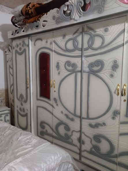 سلام عليكم غرفة للبيع مكاني نجف حي الثورة سعره 250 وبيه مجال رقم واتساب ***********
