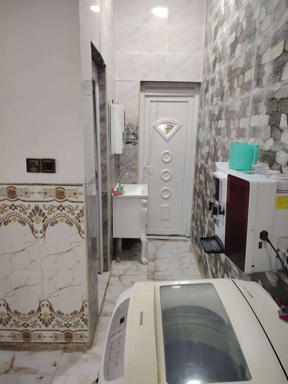 ياالله بيت للبيع المساحه ٣٢٠ متر طابق واحدغرفتين وهول داخلي ومنور ومطبخ واستقبال وصاله طعام بيتونه كبيره مجمع صحيات داخل وخارج وحديقه جانبيه ٨٠ مجمع النفط الرابع قرب المدرسه الحشد السعر النهائي ١٤٠ مليون الي عاجبه يتصل وعليكم بلخير ***********
