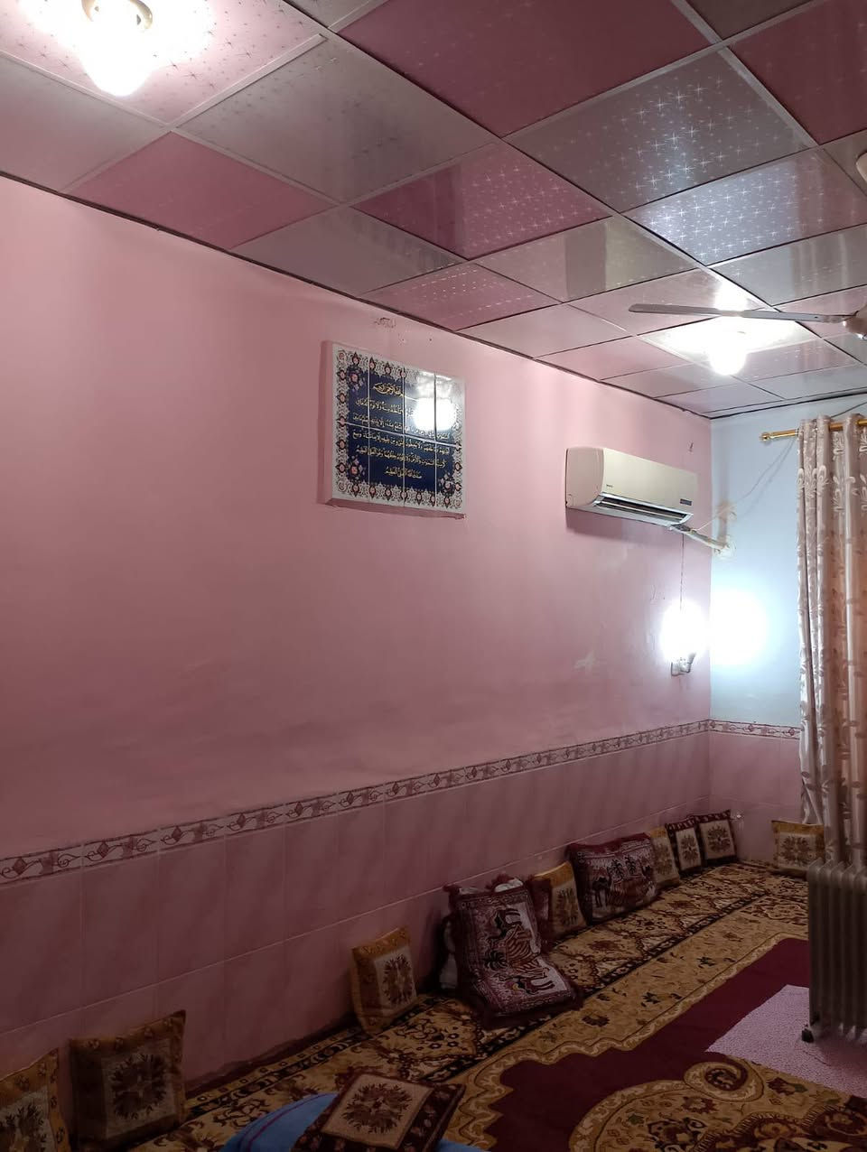 السلام عليكم 
بيت 200م طابو صرف مقابل ساحة خدمات 
في منطقة الجربوعية الثانية 
يتكون البيت من غرفتين وصالة 
 وستقبال ومطبخ وصحيات 
 داخليه وخارجيه وطارمه ومحل 
السعر 78 أي استفسار مراجعة مكتب 
الحي للعقارات والمقاولات العامة او الاتصال 
(***********) واتساب ملاحظة نسعى لخدمتكم ومستعدين لعروض عقاراتكم ونسوق حسب طلبكم
