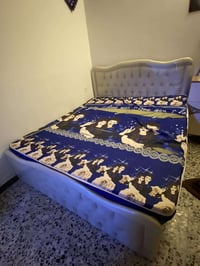 چرباية نفرين خشب 6 ارجل خشب ثقيل هي والدوشك ب 95 الف للتواصل 077159677...
