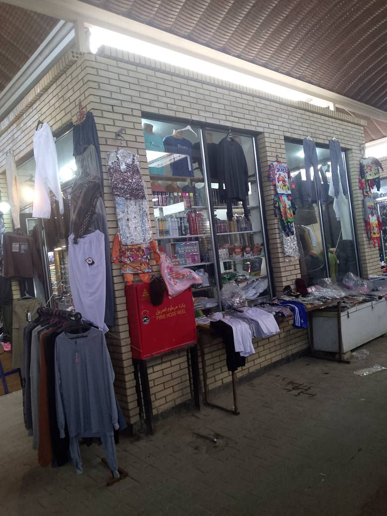 محل ملابس للبيع موجود بوسط السوق الي تكون داخل كراج الاحياء بثورة العشرين النجف الاشرف يحتوي على رفوف واستاندات وتعاليك وملابس رجالي واطفال وكلشي يخص الرجال والاطفال اكسووارات محل ايجار 

للحاب يتواصل مراسلة واتساب *********** النجف, العراق
