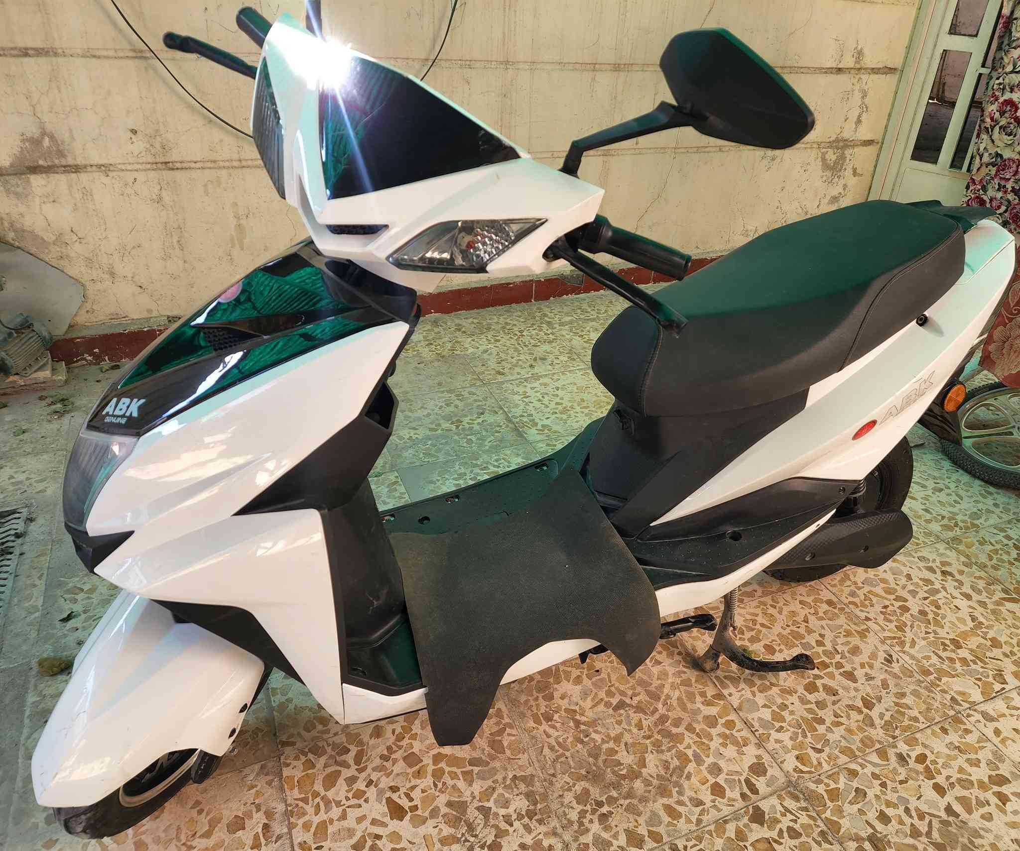 السلام عليكم
دراجة سكنس شحن بطارية ليثيوم 60v. 24A اخذتهة تقريبا قبل ٨ اشهر تمشيك بالشحنة مو اقل من 35-45 كيلو حسب السرعة والوزن مابيهة اي عطل وياهة 2 شاحنات وحدة ام النسبة المؤية 
بس بيهة شكم ملاحضة موضحات بالصورة 
 الاشارات مرات يشتغلن مرات لا 
كلوب البريك الخلفي ميشتغل اني مالي خلك ابدلهن 
اخذتهة بمليون و٣٠٠ الف رايدهة ب٧٥٠ الله شاهد مابيهة اي عطل وما مبدل اي شي بيهة بس حورت كيبل دخول البطارية وهاهية 
مكاني بغداد حي اور 
*********** ما متواجد فيس فقط واتساب او اتصل
