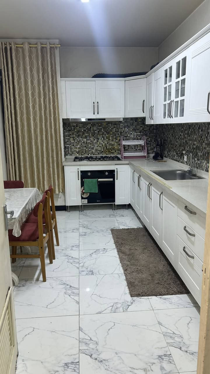 للايجار شقة طابق ثاني ثلاث غرف نوم مؤثثة بالكامل وجاهزة من كلشي السوق الاول قريبه من الشارع العام
***********
