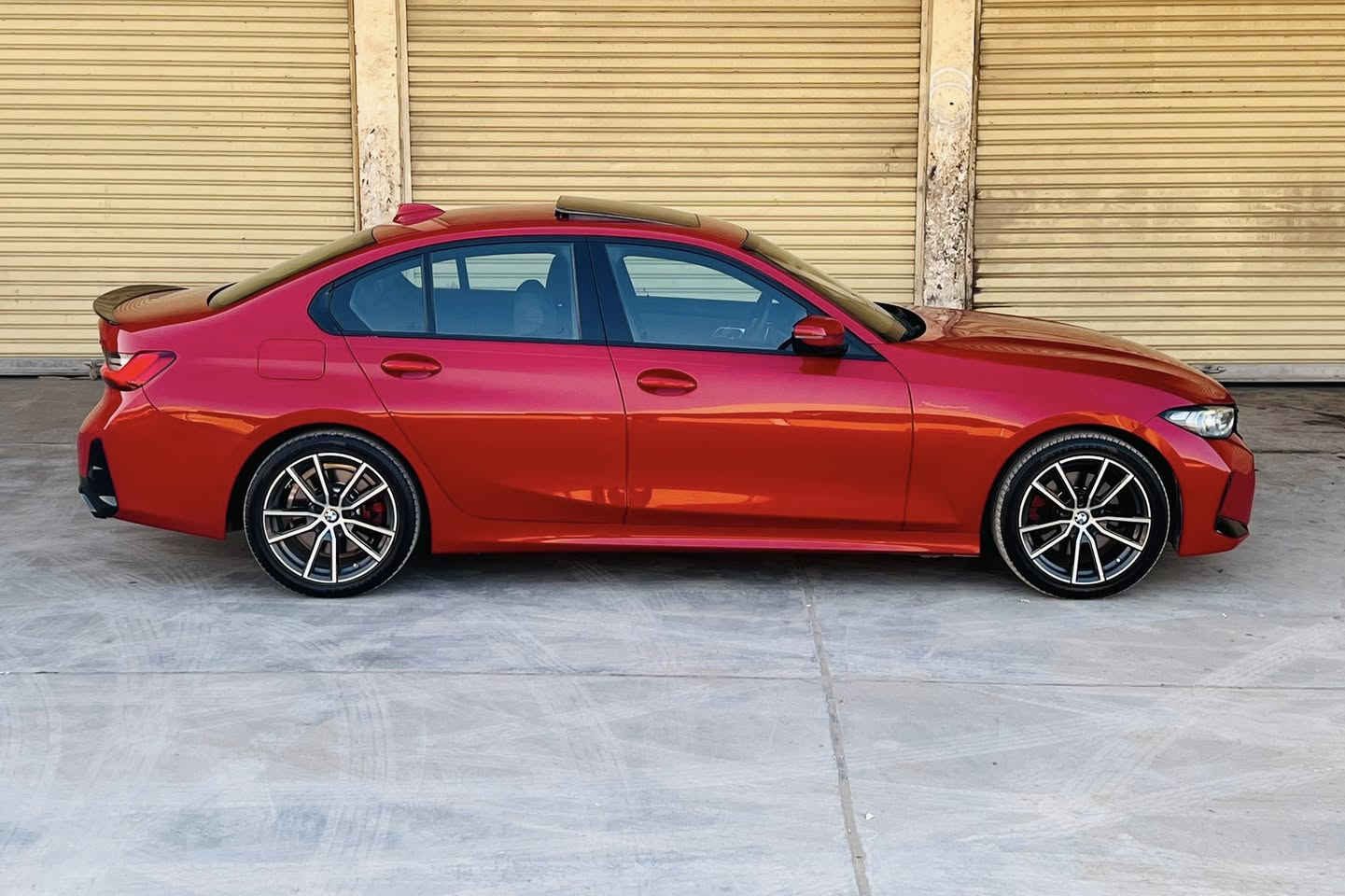 بي ام موديل 2022 
330 بانزين دفع خلفي 
اللون احمـر 
السيارة ١/١ راح اذكر مواصفاتها للميعرف بيهن 
فتـحة سـقف  
بصمة تشغيل + 4 بيبان بصمة 
وترحيب 
الكشنات جلد لون اسود 
كشنات ثنين كهرباء وكشن السايق خزن ميموري وتدفئة بل الكشنات الامامية 
شفتات بل الستيرن وتدفئة بل الستيرن 
داتشو عرض ع الجامة الامامية 
كيج الكتروني 
 اشارة بل المري ونقاط عمياء والمري شفط وايضآ قلاب 
قطعتين تبريد والقطعة الخلفية ايضآ منفصل 
دشبول متغير الالوان من الشاشة بلادي 
حساسات خلفية وامامية وتعرضلك بل الشاشة  
رادار امامي تحديد مسار والتعرف ع الاشخاص والسيارات 
لايت داينمگ متحرك وترحيب عند التشغيل 
تكدر تضبط توقيت للسيارة تشتغل بل الوقت الي تريدها وتطفى بل الوقت الي تريدة من الشاشة 
اوتو تبريد واوتو لايت واتو ماسحات 
تعلي وتنصي الاغاني بدون متلمس الشاشة عن بعد وهاي حركة بي ام الشهيرة 😉
انضمة القيادة وتتغير الشاشة حسب نوع القيادة 
اوتو هولد والسايد بريك دكمة ودكمة لاطفاء الحساسات
ماوس تحكم بل الشاشة 
عليها دعامية امامية خلفية ولايتات ام 
محرك السيارة 2000 توين بور توربو 
السيارة ماشية 35 الف ميل 
حادثها فقط البنيد قطعة وحدة مصبوغة بدون دواخل بدون شواصي بدون لغود والسيارة تشتغل وتمشي بامريكا 
طاك ايرباك ستيرن وبردة وراجع سستم بلادي 
عندي صور حادثها والسونار الي يحب يتفضل خاص ادزلهيا 
اخوان السيارة ليرة وجديدة بشكل وحيل معتني بيها ومكفولة من الشخوط والبارد 
مكانها ديالى - بعقوبة - حي التحرير 
سعر السيارة 268 ورقة وبيها مجال بسيط 
*********** 
اعتذر عن الاطالة
