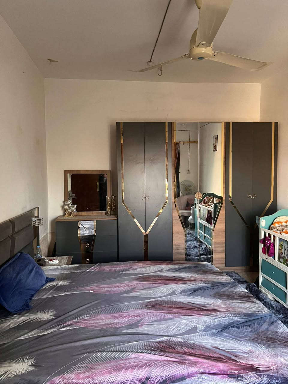 اللهم صل على محمد وال محمد 
بيت للبيع في حي التأميم الأولى ويقع امام ساحة خلف مدرسة الرواد 200م البيت عبارة عن مشتملين وتكدر ترجعة بيت واحد بناء نظيف الطابق الأول كونكريت والطابق الثاني غرفتين وسطح والطابق الثالث بيتونة وسطح للأستفسار اكثر ***********
