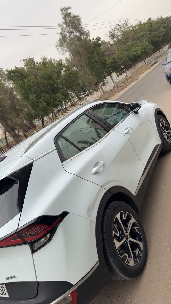 كيه سبورتج
موديل 2024
خليجيه مكفوله كفاله 
بيه بس رصعه بل هلال مال جملغ صغيره
مكفوله من الصبغ والبارد
السياره نص فول فات NIM
رقم اربيل تحويل ثاني يوم
السياره ماشيه 36
السعر 198وبيه مجال قليل حق الجيه
رقم ***********
