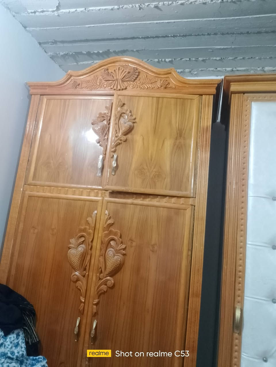 سلام عليكم
غرفه أخشاب للبيع 
سعره مليون قفل 
***********
