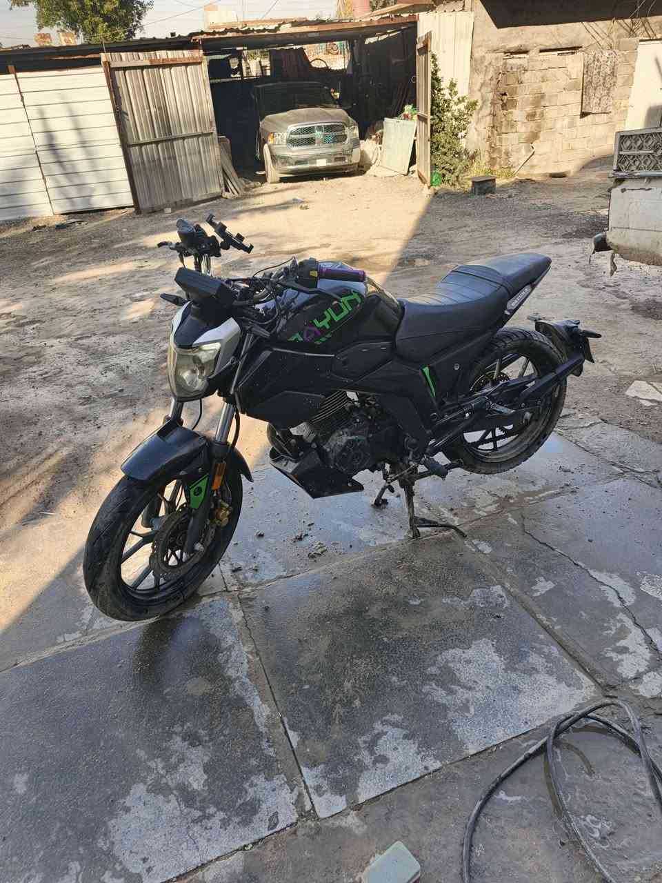 دايوان ميگة موديل ٢٣ 200cc رقم بغداد بأسمي الدراجة كفالة من كلشي بيهة نقوصات بسيطة كلش الدواسة اليمنة طكيتهة بالهندر و الفچ مال البريك الخلفي مفارغ اوديهة حتى يشدوليا الدراجة ممشتغلة دلفري على كد الروحة واجية بس عوزت فلوس واريد ابيعهة الدراجة مرتبة نظافتهة 90% صالنصة رياضي صوته يرج والدراجة تاخذهة تترحملي عليهة سعرهة ٢٠ 
مكاني بغداد كويريش او دورة هذا رقمي بي واتساب 
***********
