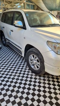 مكفوله عدا بارد بالجاملغ الأمامي الأيمن شبر 310  بيه مجال،،. 078011706...