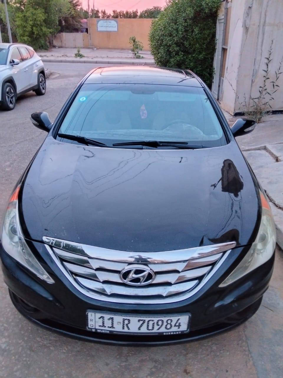 السلام عليكم 
سوناتا 2013 بسمي رقم دولي بغداد 
مكانها كربلاء حي الموظفين 
السياره بيها قطعتين جاملغ وبنيد 
حداديه صدر تبريد كهربائيات مكينه كير كله فول
السياره مفوله مختنكه لمتد فتحه شغاله حساسات شاشه تحكمات ستيرن كامره خلفيه كله شغال 
١٠٥ وبيها مجال للطيبين للاستفسار 
***********
***********
