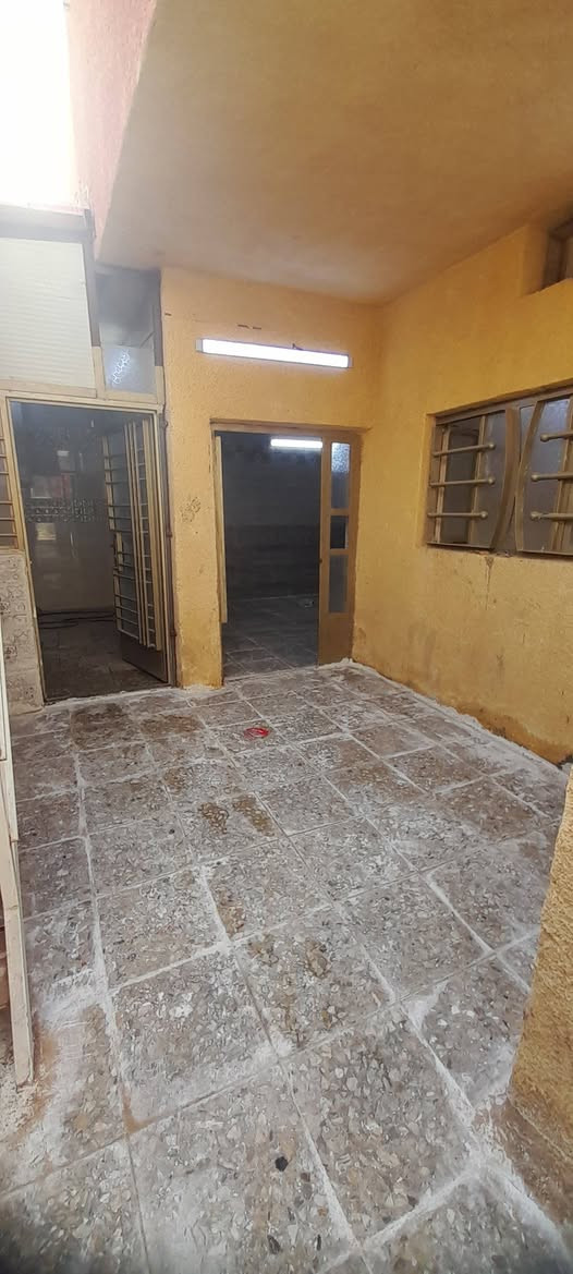 دار للأيجار مساحة ٧٥ متر موقعه في تراث الشرطه الخامسه يحتوي على صاله ومطبخ وغرفه نوم وخدمات وطرمه وسطح ايجاره ٤٠٠ الف المراجعه مع مكتب الاماني للعقار للإستفسار/***********
