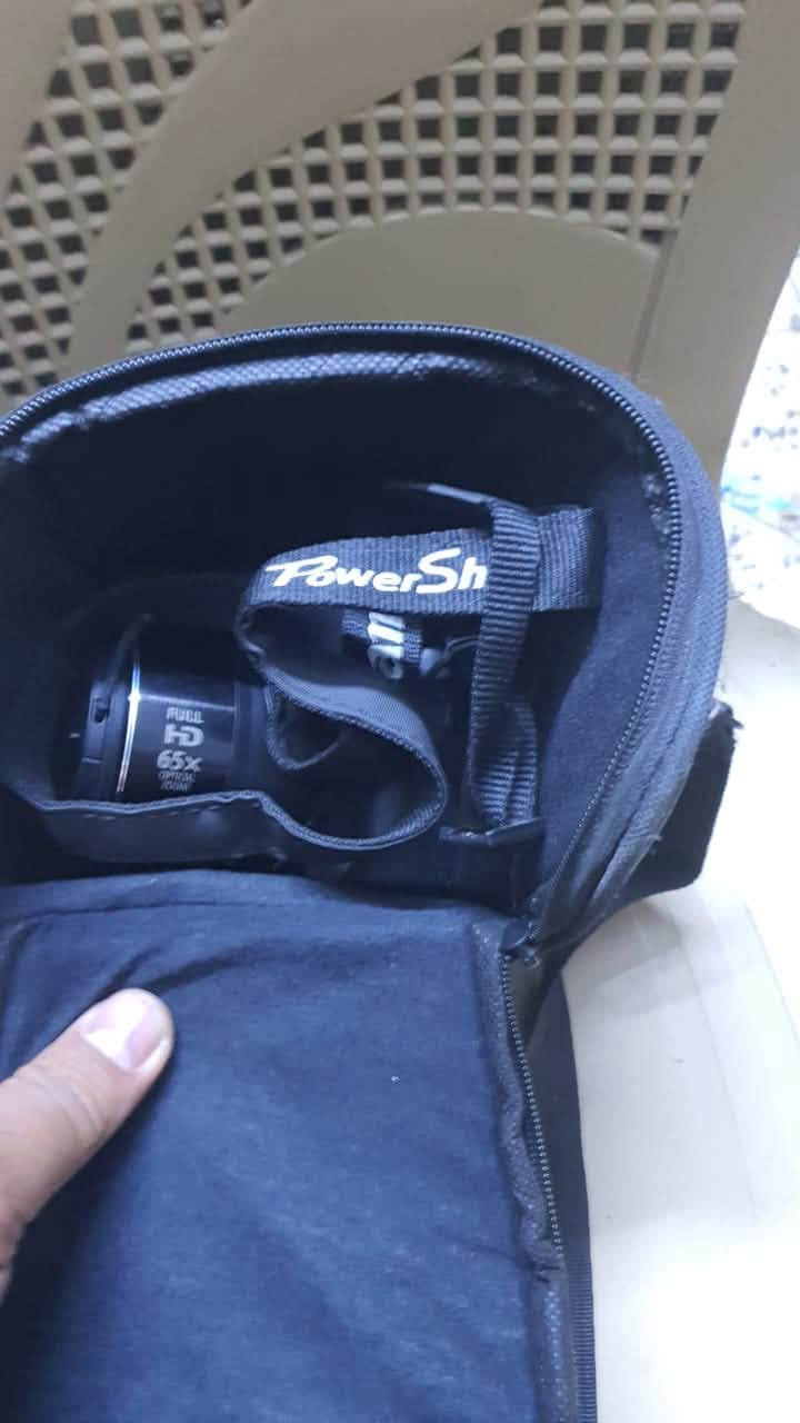 للبيع: كاميرا كانون Canon SX60 HS (عملاق الزوم) نظافة 90% 📸
السلام عليكم، للبيع كاميرا Canon PowerShot SX60 HS الغنية عن التعريف، بحالة ممتازة جداً ونظيفة بنسبة 90% (استخدام نظيف ومحافظ عليها). الكاميرا مثالية لتصوير الطبيعة، القمر، وصناع المحتوى.
💡 أهم المواصفات المباشرة:
 زوم خارق 65x يصور أدق التفاصيل من مسافات بعيدة جداً.
 دقة صور 16.1 ميجابكسل مع فيديو بدقة Full HD 60fps.
 شاشة متحركة بالكامل (ممتازة للفلوغات والسيلفي).
 تدعم Wi-Fi و NFC لنقل الصور فوراً للموبايل.
 تحتوي على منفذ مايك خارجي (ميزة أساسية للمحتوى واليوتيوب).
📦 الملحقات: البطارية الأصلية، الشاحن الأصلي، حزام الكاميرا، و[اكتب هنا إذا كان معها حقيبة أو ذاكرة].
 الحالة: شغال 100% وبدون أي عيوب، والفحص حق للمشتري.
 السعر: [225 الف ]
 الموقع: [ديوانية / كربلاء ]
 للتواصل: [مراسلة الخاص او واتساب ***********]
