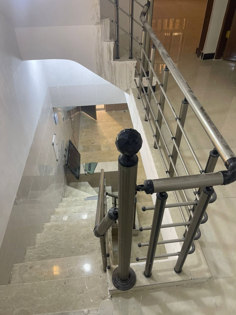 دار للبيع في الشعب العقاري الاولى  المساحة 81 النزال 13.5 الواجهة 6 بناء درجة اولى سنة 2025 يحتوي على ٣ غرف نوم وخدمات  في الطابقين البيت مدخلين للاستفسار على الرقم*********** او واتساب
