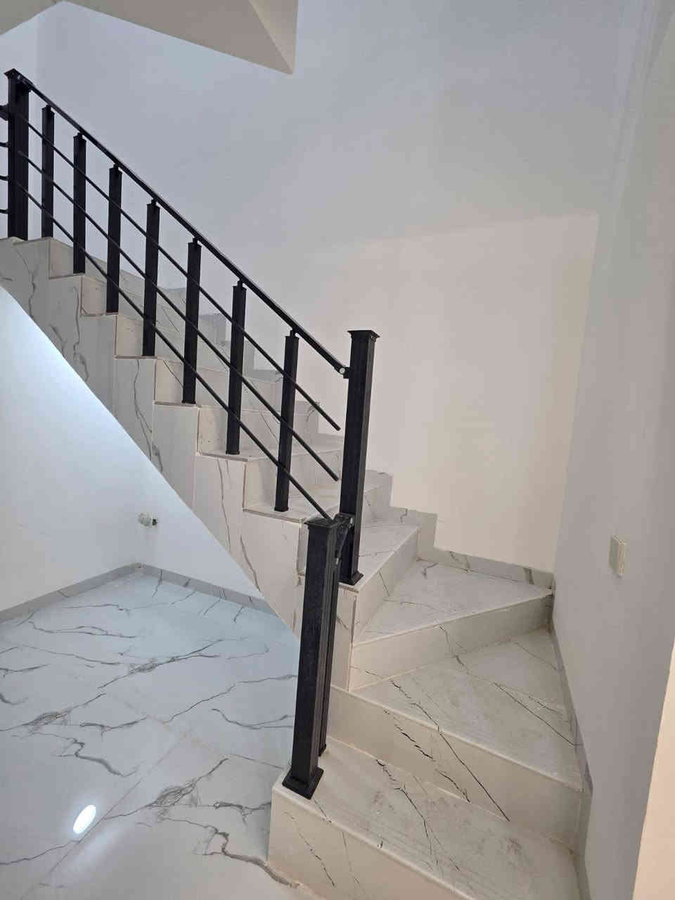 للبيع دارين توم طابو صرف مساحة كل دار 120م
بناء فول مودرن
يتكون من كراج واستقبل ومطبخ حار وبارد وهول مفتوح وغرفة نوم وصحيات
طابق الثاني غرفتين نوم وهول وصحيات
حي البعث قرب مدرسة حمزة بن عبدالمطلب
سعر الدار 215 مع مجال
***********
