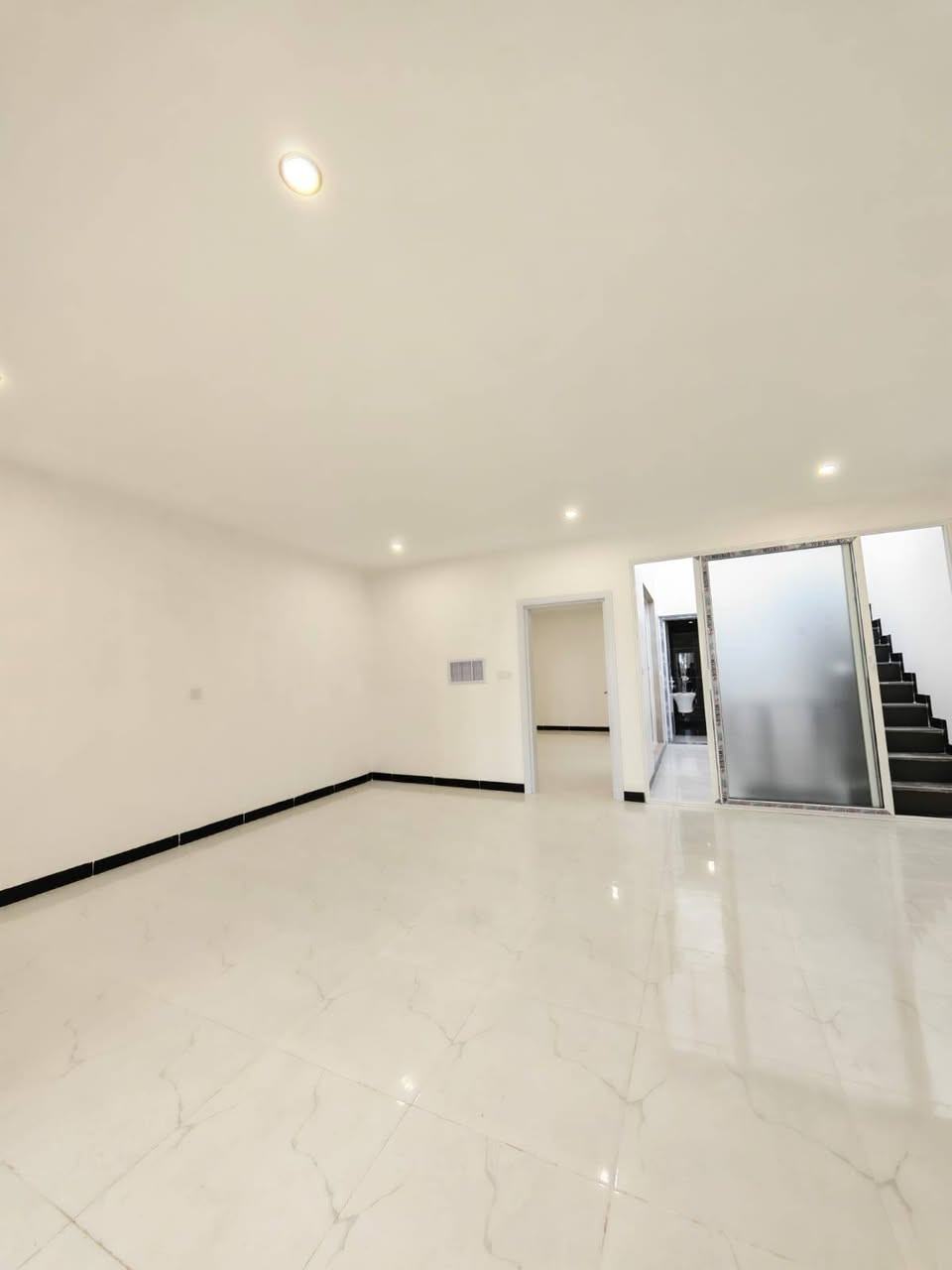 خانوویەکی "لوکس" لە دڵی فەرمانبەران! ✨
​✅ سفر و ئامادە بۆ نیشتەجێبوون
✅ 125 مەتر - پێش خدمات
✅ تێکەڵبە و کوالێتی بەرز (بۆ تەمەن دروستکراوە)
✅ نزیکترین خاڵ لە شەقامی 120 مەتری
​🔸 4 ژووری نوستن
🔸 میوان و هۆڵی گەورە
🔸 مەتبەخی سارد و گەرم
​💵 نرخ تەنها: 12 دەفتەر و 10 وەرەقە (مجال)
📍 پەلە بکە پێش ئەوەی لەدەستت بچێت!
📲 تەلەفۆن: ***********
​
​لا تشتري دار.. اشتري راحة بال! 🏠✨
​دار جديدة (صفر) بتصميم ملكي في حي الفرمانبەران:
​📍 الموقع: خلف شارع 120 متري مباشرة (موقع استراتيجي).
​📏 المساحة: 125م مع شارع عريض (15م).
​🛠️ التنفيذ: بناء درجة أولى (تيكڵبە) بأرقى المواد.
​🛌 التفاصيل: 4 غرف نوم + مطبخ نظام حار وبارد.
​💰 السعر: 12.10$ (وبيه مجال للطيبين).
📞 للحجز والاستفسار: ***********
