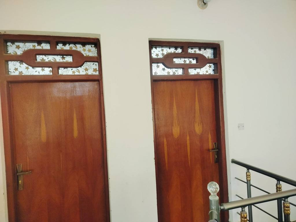 بيت للبيع قاطين طابوق مسلح بناء 2022 نضيف المساحه 175 حي الربيع السايدين الرقم ***********
***********
