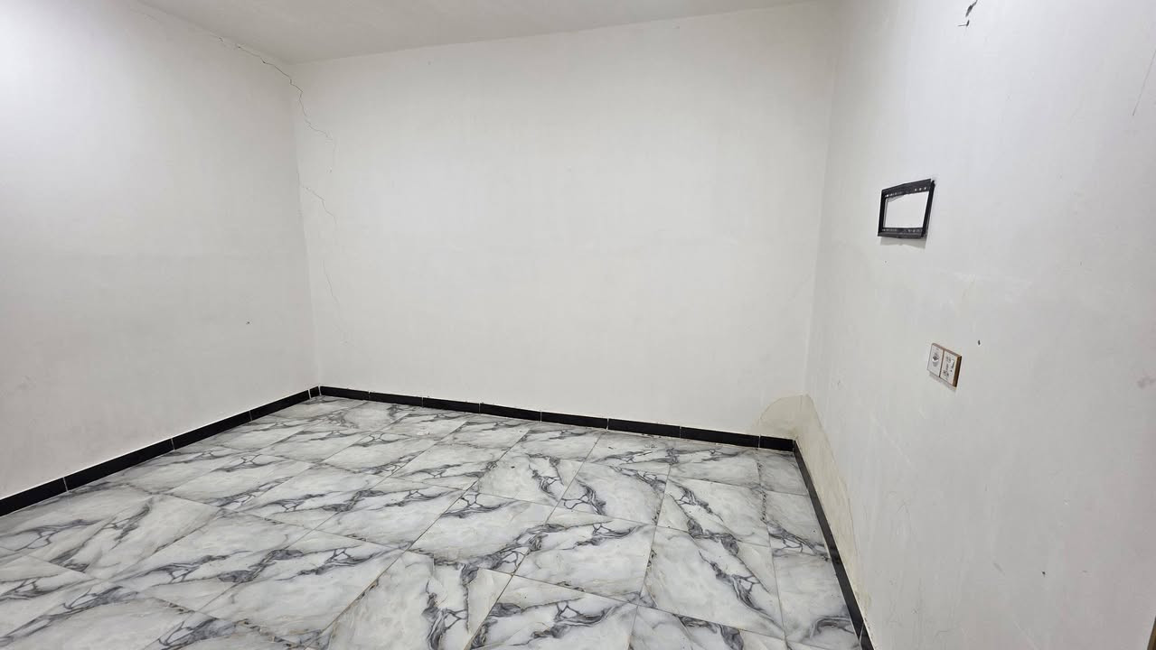 بيت للبيع المساحة ١٠٠م كوت الحكيم شارع زرزور يبعد عن الشارع العام ٣٠٠م البناء طابوق يحتوي على غرفة وهول واستقبال ومطبخ وصحيات داخلية وخارجية السعر ٣٩ مليون وبي مجال للاستفسار مراجعة دلالية احمد السعيدي قرب حسينية بيت خليفة للاتصال *********** أو ***********
