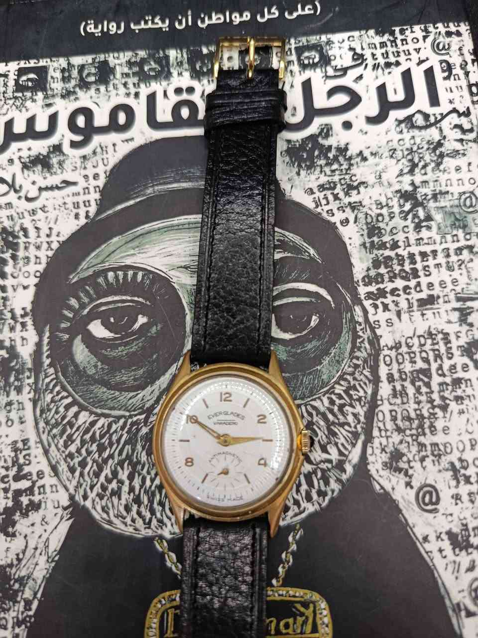 الملك الرابع عد  رسلان 👑
EVERGLADES VARADERO
إيفرجلادز فاراديرو
سويسري أصلي - لف يدوي - فنتج خمسينات🇨🇭
"ملك الغزال الأبيض" 🦌

مو كل سويسري ينكتب عليه SWISS MADE...
وهاي مكتوب عليها ANTIMAGNETIC يعني محمية ضد الزمن

التفاصيل اللي تفرق الملك:
1. مينا أبيض لؤلؤي سن برش من الوسط
2. أرقام عربية ذهبية  - قطعة جامعية
3. عقارب ورقة الشجر - توقيع السويسري الأصيل 
4. سنتر ثواني منفصل  - تعقيدة الراقين
5. تاج مرصع بحجر أزرق - لمسة ملكية

هاي مو ساعة... هاي متحف تلبسه بإيدك
قطعة سويسرية وحدة بس. منو يستاهلها؟

فحص كامل + مصداقية رسلان
توصيل جميع محافظات العراق 🇨🇭


**إذا كنت صاحب هذا الإعلان وتريد حذفه لأي سبب، رجاءا أرسل رسالة إلى الدعم الفني**