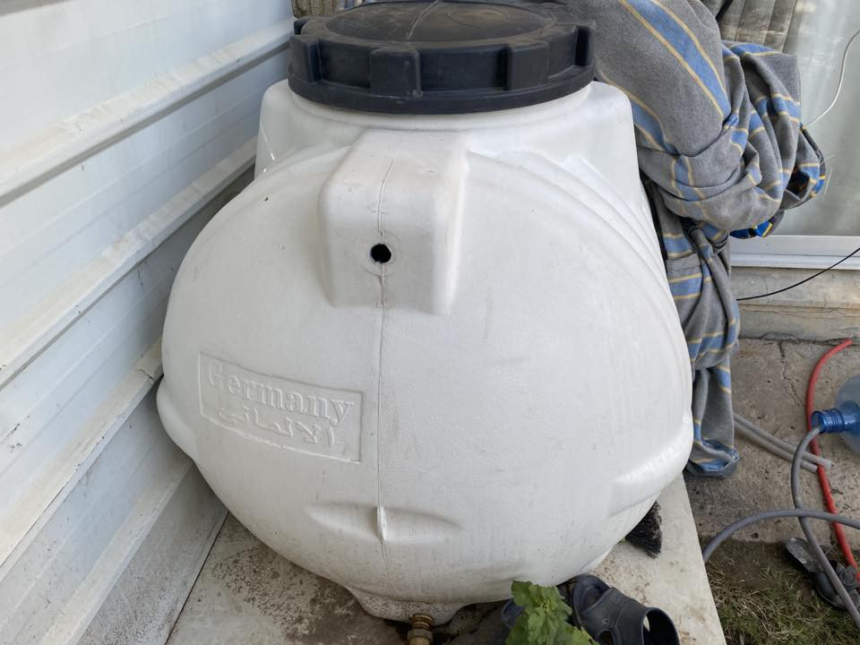 خزان ماء قبل شهر من شتريته 

***********
