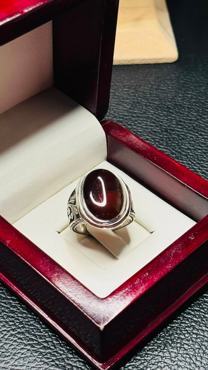 ⁨ ⁨ ⁨ ⁨ ✨ خاتم عقيق يماني حرّ أصلي ✨
جمال ما يتكرر وقطعة تحچيهـا العيون 👁️💎

🔥 عرض خاص لفترة محدودة 🔥
💵 السعر خاص رجاءً

مواصفات القطعة:
🔹 حجر عقيق يماني طبيعي مضمون 100%
🔹 صياغة يدويّة فضّة عيار 1000 راقية جداً
🔹 مخطوط يدوي باحتراف عالي ✍️
🔹 توصيل سريع لجميع محافظات العراق 🚚

📩 إحجزه الآن 
واتساب: ***********
📱 موجودين عالإنستگرام و الفيسبوك والوات⁩⁩⁩⁩ساب
