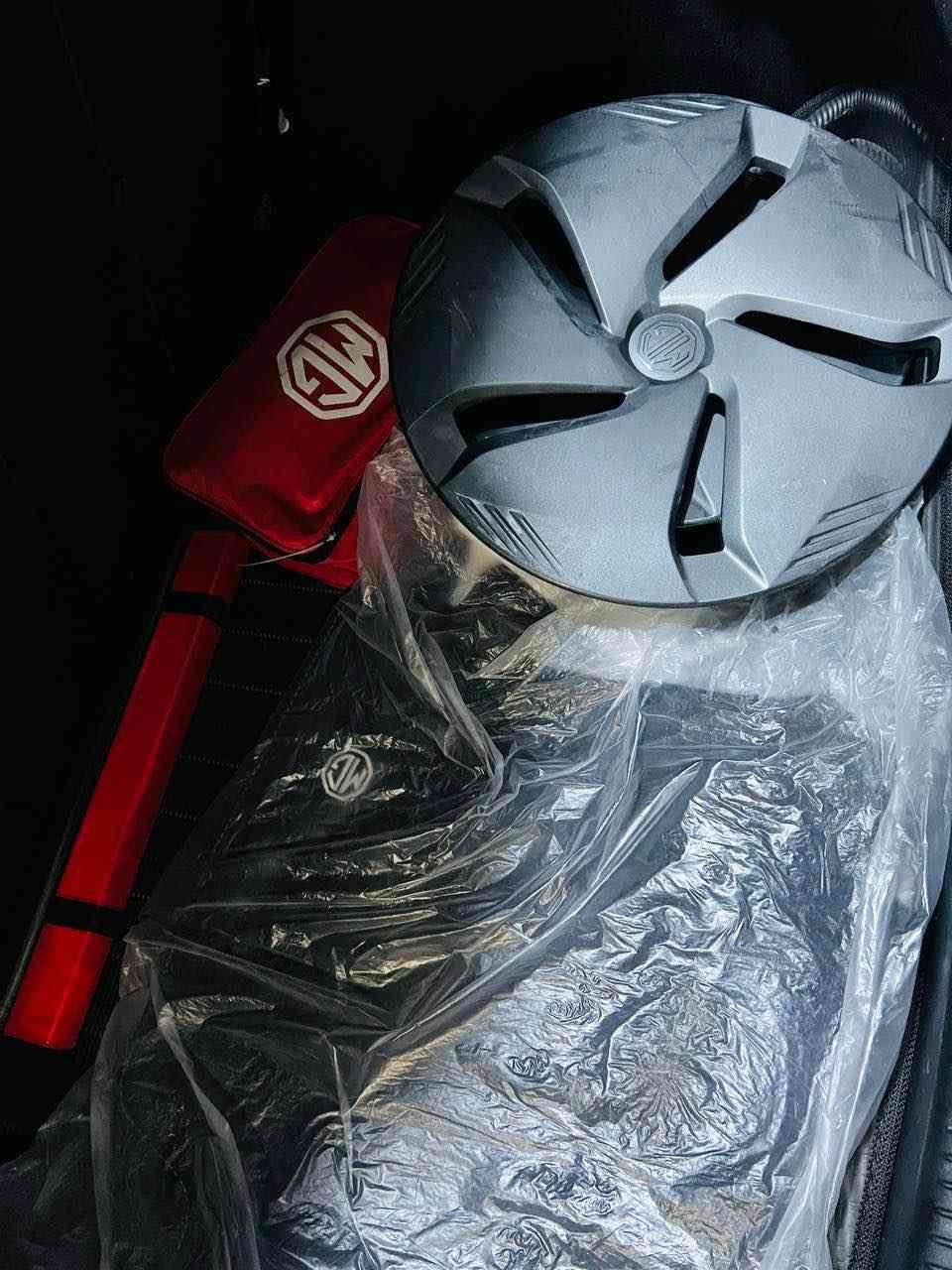 یم جی ٣ 
مۆدێل٢٠٢٥ مانگي ٣ ده ركراوه 
.. سەیارەکە يه ك دەستە لە سفرەییەوە لای خۆمە بە ناوەی خۆمەوەیە 
.. مواسەفات ستاندارد ( دەبڵ گێرە گێر ئۆتۆماتیک وعادی، ئاوێنە ئیشارەت،لایتەکانی هالۆجین و تەبیردە، ٢ سەماعە ،، شاشەیە و کامێرەیە ، حاسەی دواوەی هەیە ،لایتی ئۆتۆیە، بلاجکتۆرە،مەکینەی ١٥ دەبڵ کەمشەفتە کە مەرغوبە، لێخوڕینی نەرم و هێز و توانایەکی زۆرباشی هەیە ، نیضامی ئیکۆ ی هەیە بۆ بەنزین کەم خواردن، سپێری دانەگیراوە، گاعی و کەپی شەریکەی ڕانەخراوە ، سوکان ڤۆلیۆم و تەحەکومی سوکانە، حاسەی تایەیە ، خامی کوشنی تێگیراوە وەکو بیلاد ، قفڵ مەرکەزی ، دوگمەی sos هەیە، ماوەی ڕۆشتن ١٥ هه زارکم تازە سێرڤزی بۆ کراوە 

ده عامي بو ده عامي به شه رت بي شوخت بي سارد بي بوياخ بي چال لايتي پيشه وه كراوه به زينون تازه روني گوراوه گاعي يه ك بارچه ي پلاستيكي بو دانراوه يه ك دينار مسرفي نيه

نرخی :١٠٢ گەلاو مەجالێکی زۆر کەم 
شوێن سلێمانی 
ژ.م : *********** السليمانية, العراق
