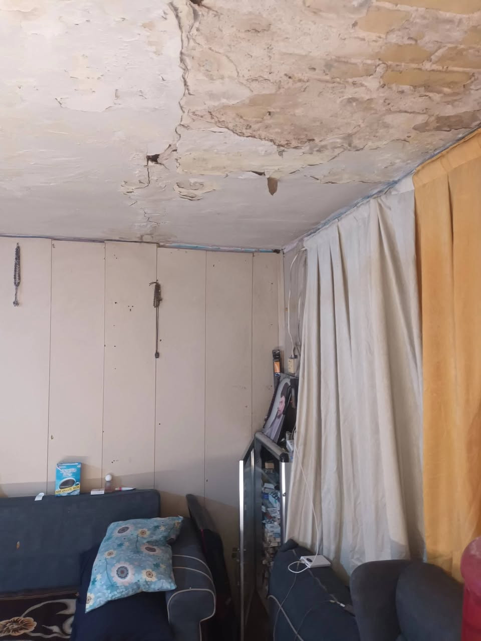 بيت واقع حال البيع بغداد مدينة الصدر قطاع 33السفسار على الرقم ***********
