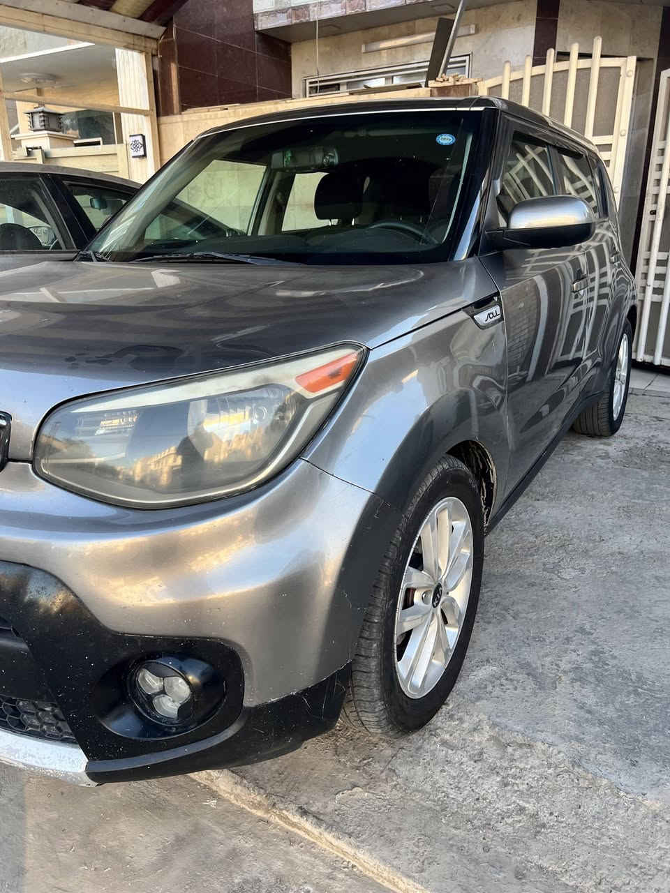 كيا سول 2017 
وارد امريكي حادث بچم بدون ايرباك 
تبديل دعامية وچاملغ 
صبغ 4 قطع 
شاشة وكامرة خلفية 
محرك 2000 gdi
السعر 105
للتواصل خاص او عبر الرقم الآتي   ***********
