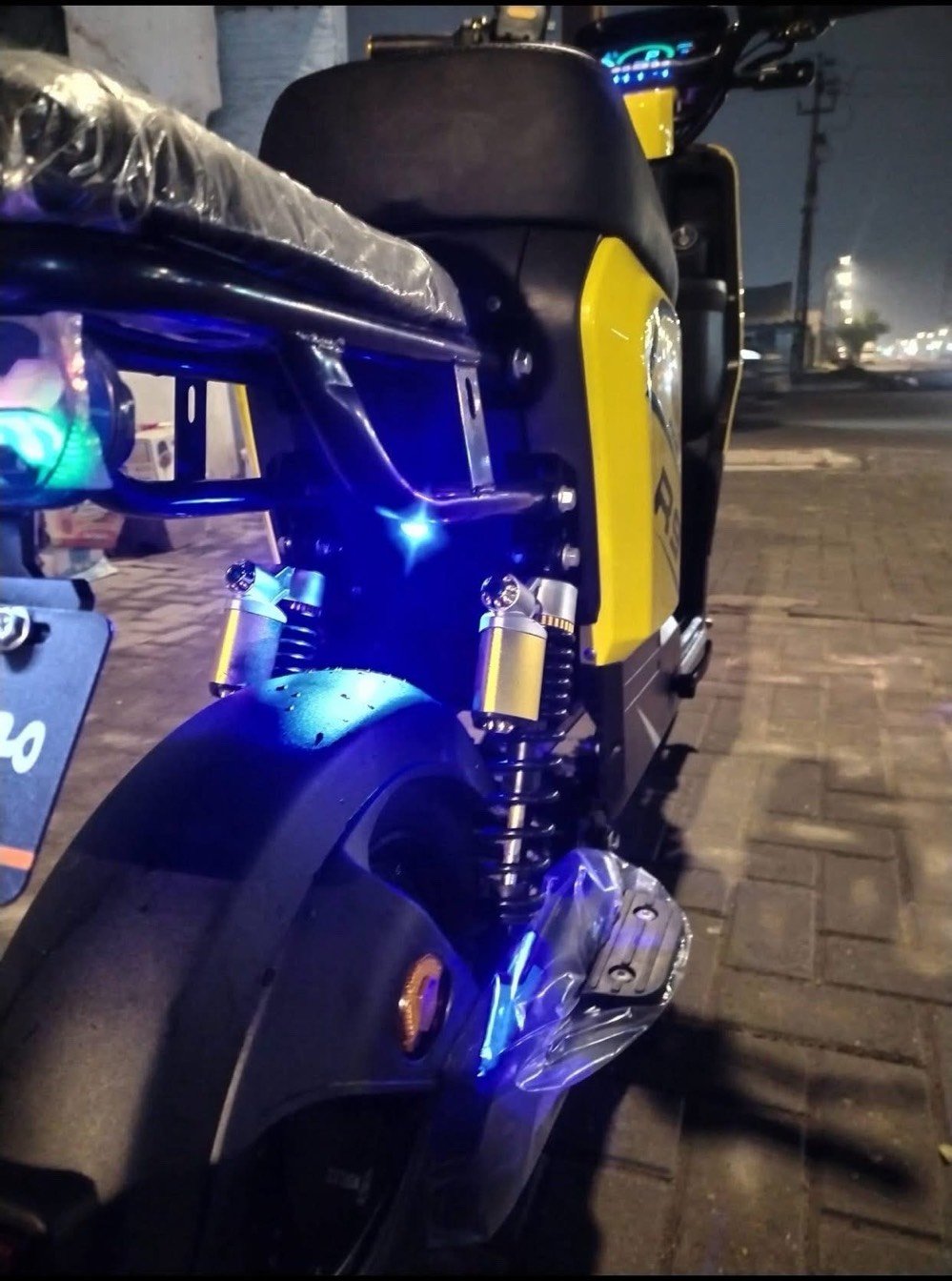 دراجة كهربائية موديل R9، لون أصفر جذاب وأنيق. تتميز بتصميم عملي ومريح مع إضاءة LED تحسن من الرؤية والآمان أثناء القيادة في الليل. الدراجة جديدة وغير مستخدمة، جاهزة لأي رحلة في المدينة. مثالية للتنقل السريع والسهل في الشوارع الضيقة.