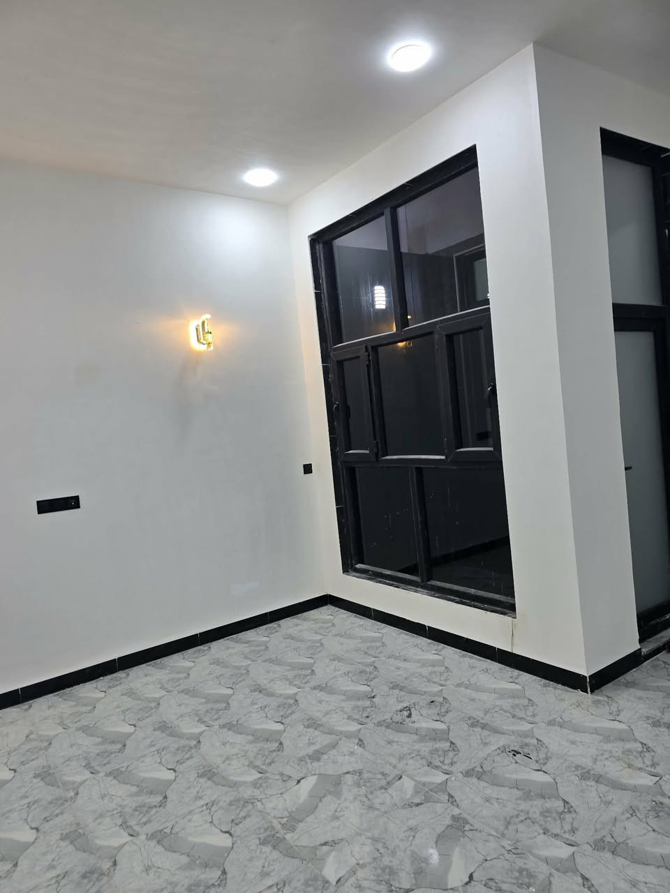 🏡2 بيوت للبيع_بناء حديث غير مسكون كونكريت مسلح
الديوانية / مجمع حيدر ابن حجي هندي بلوك 13 حولي الجامعة . 
🔸طابو زراعي سند 25  . 
المساحة 200م² – طابق واحد
🔹 2 غرفه نوم + استقبال + صالة
🔹 3 صحيات
🔹 مطبخ 
📞 للاستفسار: [***********]
🔸 او مراسـلة الصـفـحـة
