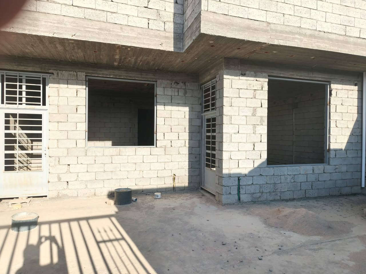 سلام عليكم بيت هيكل للبيع مساحه 250 متر  العنوان بغداد قريه عشره  يحتوي على ثلاث غرف نوم صاله معزوله 
وستقبال ومطبغ وكراج التفاصيل والسعر التصال 
مع صاحب الدار  ***********
