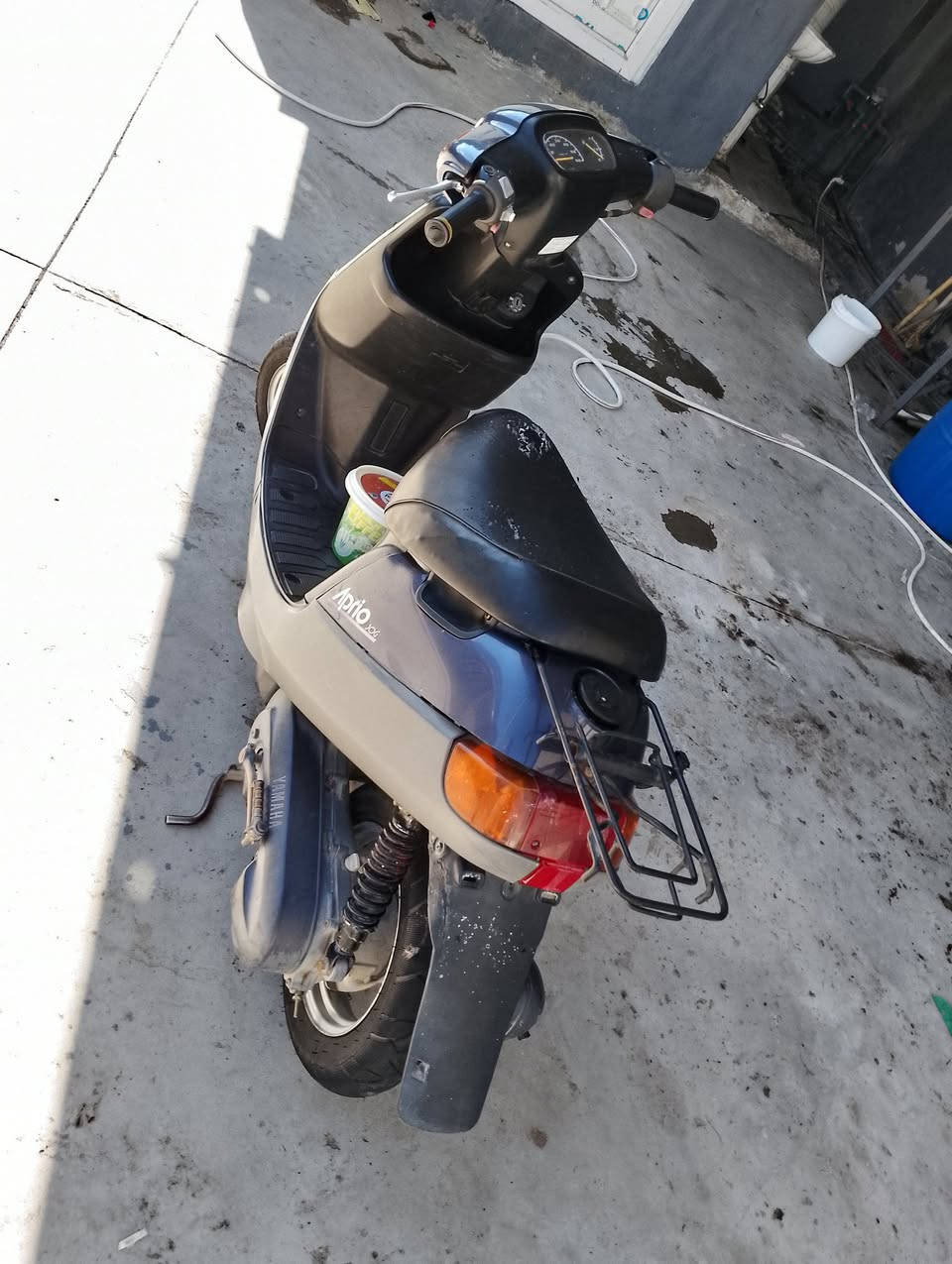 ماطور بوتين نضيف وجاهز مايعوزو غير قمجي سرعة  ماتصرف علي ربع غير بانزين ودهن ويرمنية شغالة ماطور كدام العين بي اثر ونة بس ماوضحة حيل مكين نضيفة وصوتها ناعم مكينة بلادي الشراي يتواصل عل الرقم ***********
عنوان الدراجة موصل الجانب الايسر
سعر 550 بي مجال
