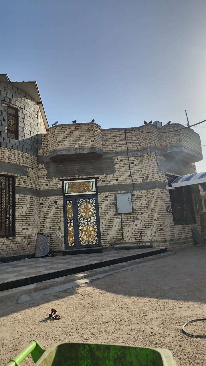 السلام عليكم بيت البيع في البصرة الجزيرة قرب زيوت الياسري سيد طاهر 
مساحة البيت الكلية 750متر ومساحة البناء 200متر بي بيت حيوانات 9متر طوله وعرضه 3ونص الاستفسار على رقم  ***********
