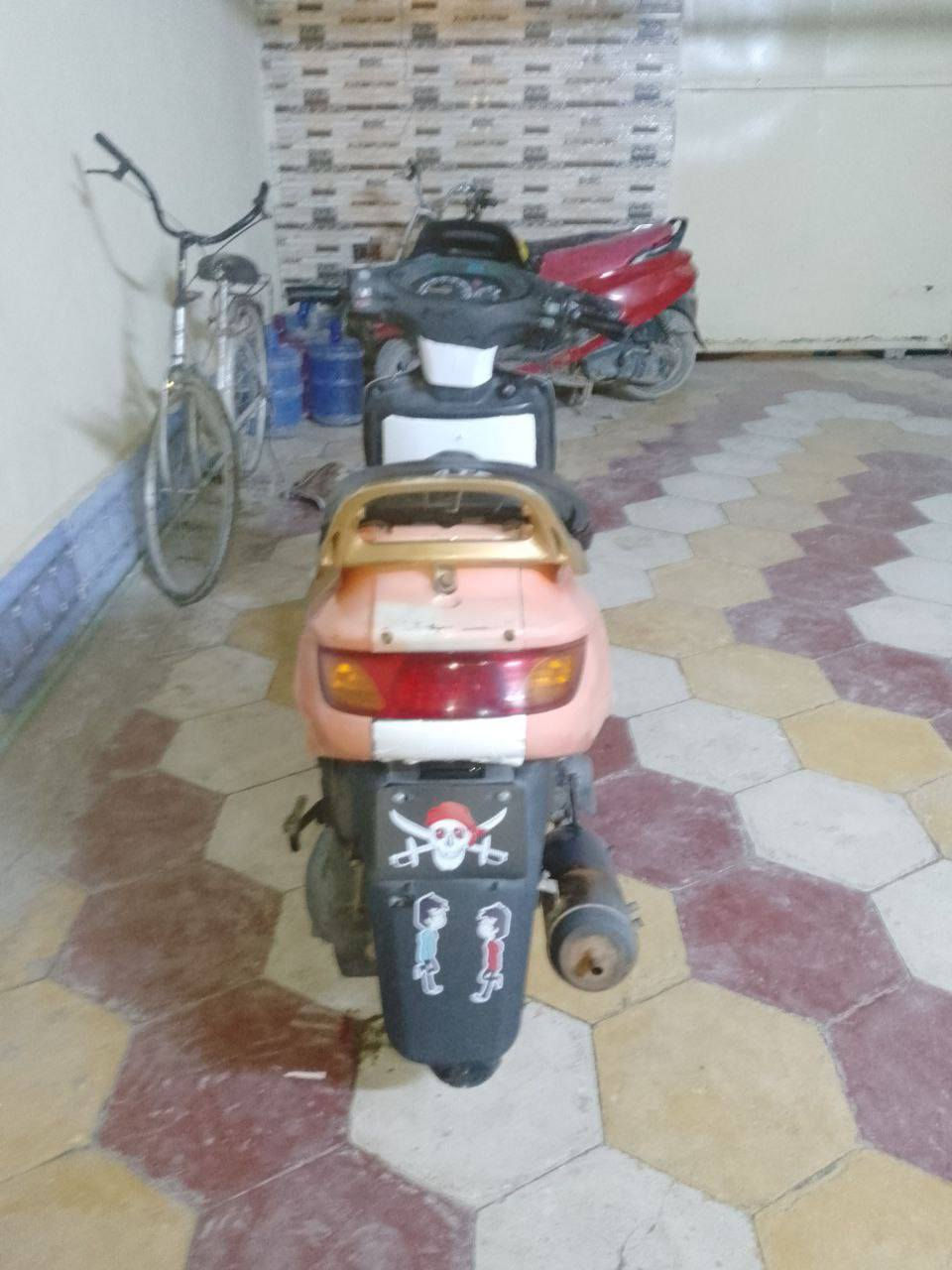 السلام عليكم دراجه فراشه فحل شغاله سلف وهندر واحد مكينتها بلادي ناعمه وحلوه مادخن ولانضوح شلعه ومعدل يخبل دبلاته شغاله تايرات جدد باتري جديد كهربائيات شغاله اشاير هورن الدراجه نضيفه ومرتبه اذا تريد تعال افحص وبيك خير وتدلل سعرها 400 وبيها مجال قليل للطيبين حك الجيه مكاني ديوانيه ام الخيل *********** تعال واتساب ع الخط كل الهلا بيك 💙
