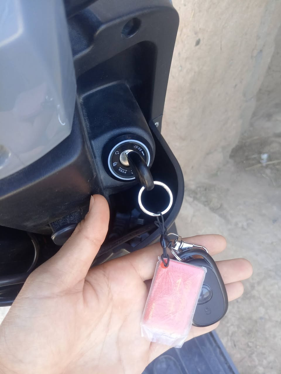 السلام عليكم ورحمة الله وبركاته
دراجه شحن نوع R9
جديده 2025 
مستخدمه شي قليل
فول مواصفات 
سرعه 109
خمس بطاريات 
السعر خاص. 
العنوان الشرقاط 
متواجد فيس .***********
