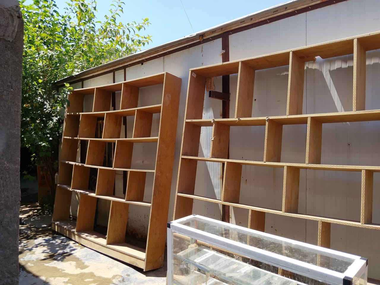 متوفر رفوف عدد 2
قياس الرتفاع مترتين و43
العرض مترتين ونص 
سلات جبس عدد 3
ميز جام او خانه عرض 
للتواصل خاص او النتصال 
عبر الهاتف 
***********
