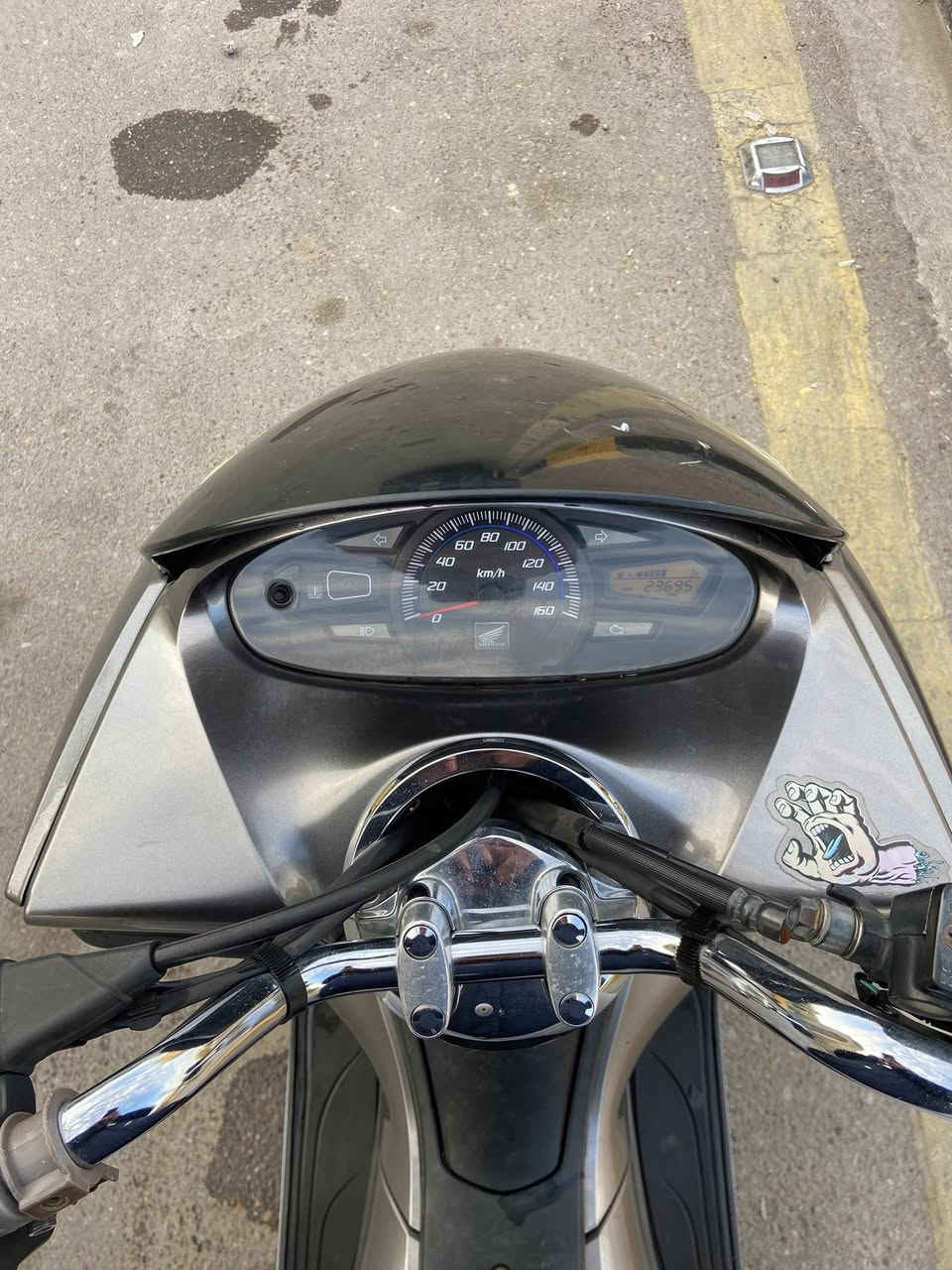 السلام عليكم PCX للبيع
جيل اول ياباني لون مميز 
الدراجه كلها بلادي واي نقص مابيها
ستاند كهربائي حساس ازدحام صلنصه رياضي بلادي
المسافه المقطوعه 23.500
مواصفات 150 
سعر مليونين و100
رقم ***********
