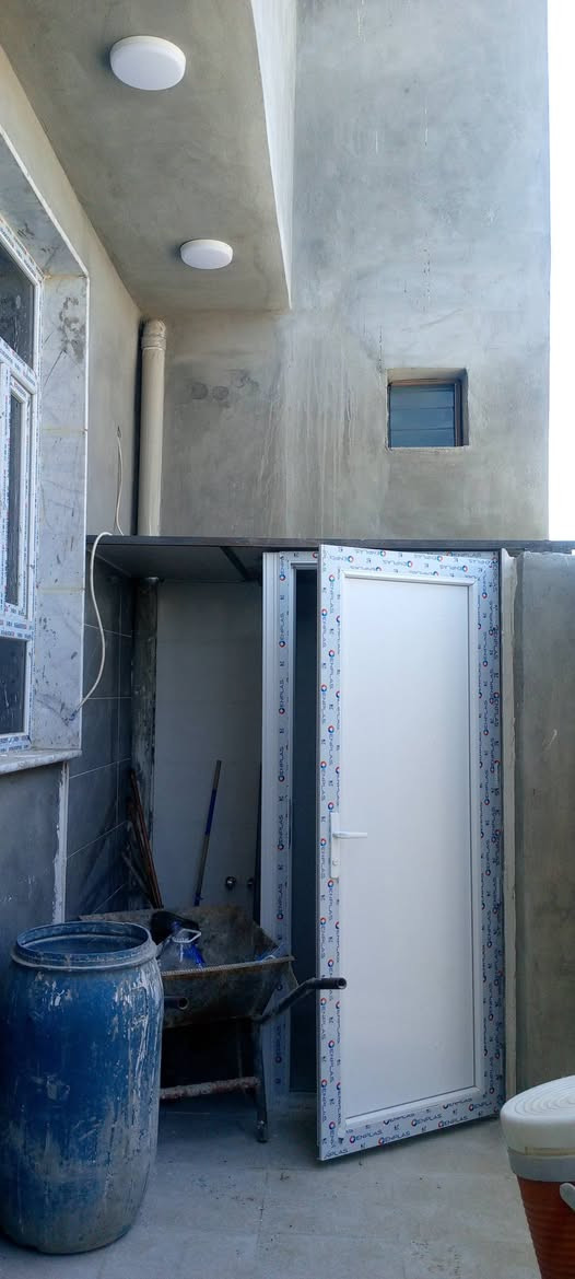 بيت طابو صرف محيزم 7 على شارع 100 ،مساحة 100مربع 10*10 غرف نوم 2 صيحات 2 مطبخ صاله هول بناء درجه اولا ،كامل خدمات ماء كهرباء،***********
