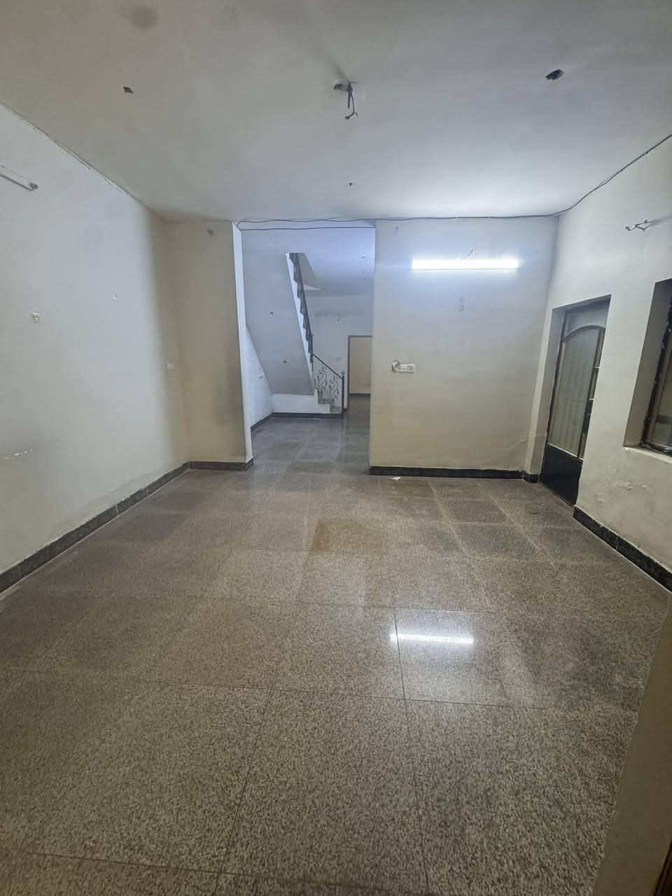 #للايجار__________في__________السيدية
بيت ١٥٠ متر كلاسك يحتوي على ٤ غرف 

نوم صالة مطبخ وخدمات عدد ٣

مربع جدا راقي منطقة هادئة

 يسلم مصبوغ و جاهز

للاستفسار اكثر الأتصال على الرقم 

***********

او زيارة المكتب الكائن في منطقة السيدية 

شارع جامع الاقصى مقابل لحوم جويلي

مكتب المصطفى للأستثمار و التطوير العقاري
