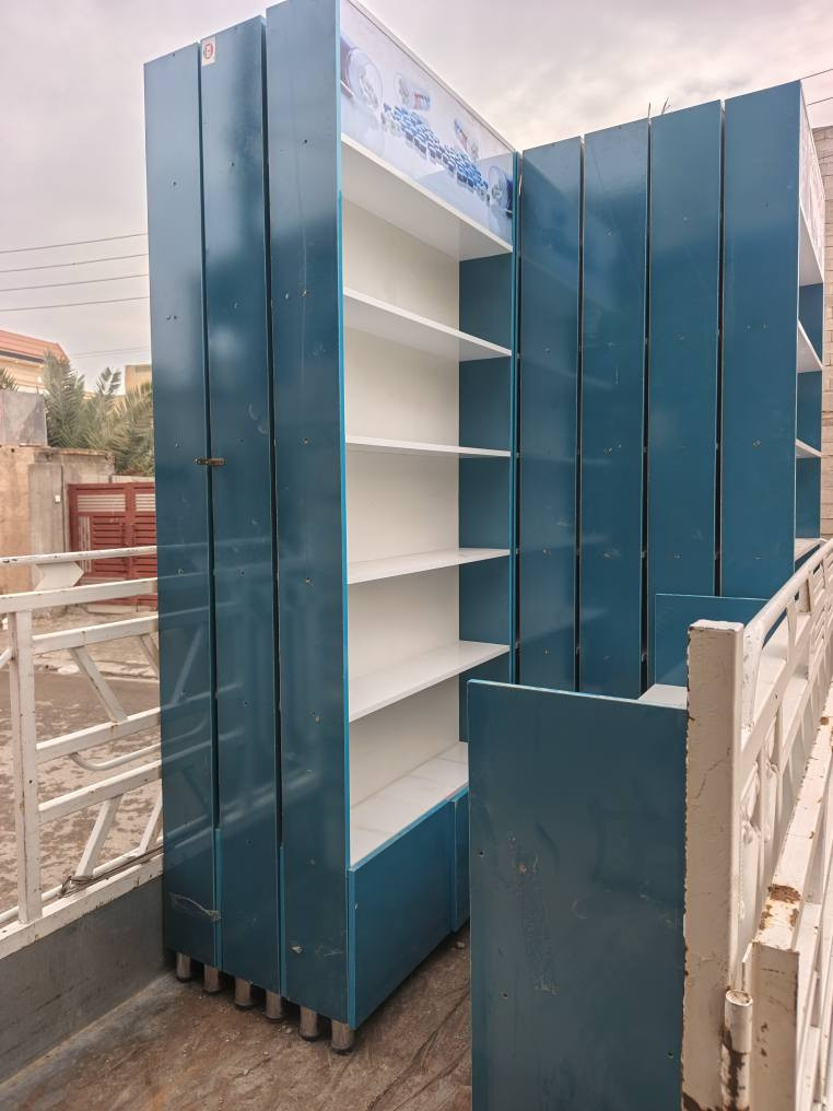 السلام عليكم
ديكور صيدلية كامل للبيع نظافة 85٪ 

رفوف عدد12

ميز متعدد رفوف +باب+مرات 

السعر 2,000,000 بيها مجال بسيط
***********
