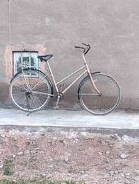 بايسكل للبيع حجم 26 نظافه 95% والريده يجي خاص وهذا رقمي بواتساب 078005...