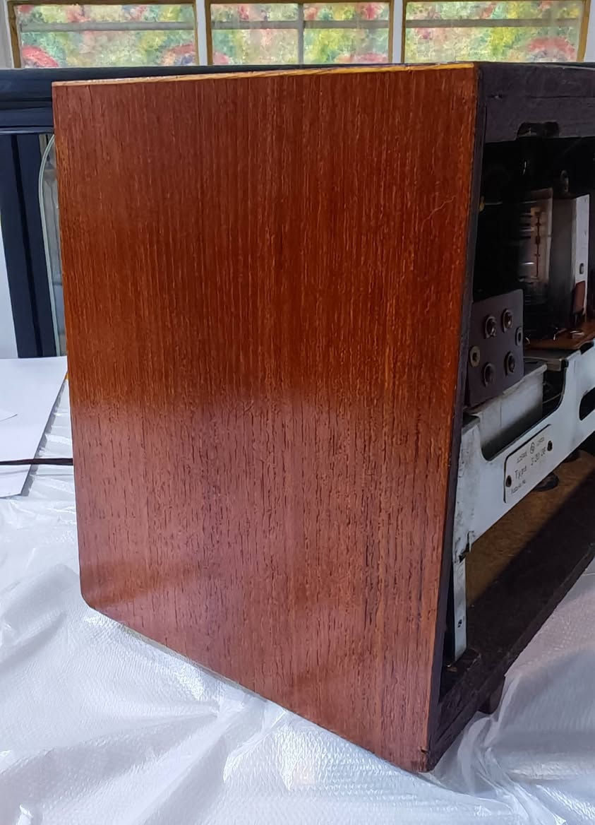 راديو قديم من طراز Bella Junior ، وهو من إنتاج شركة Loewe-Opta الألمانية في الفترة ما بين 1962 و1963.  قياس36سم × 21سم × 16.5 سم نظافة 95% للاستفسار الاتصال على الرقم *********** توصيل جميع المحاقظات
