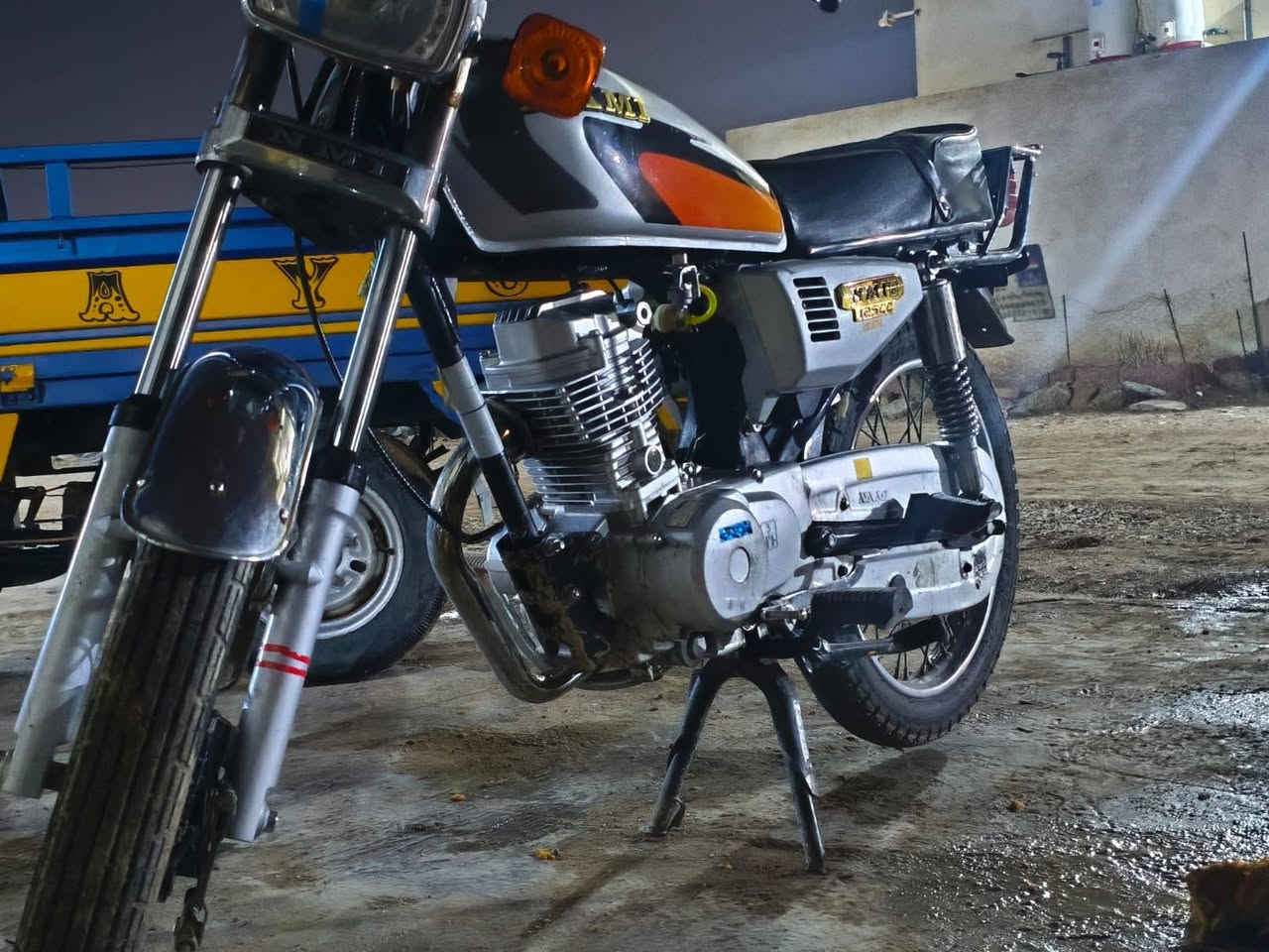 سلام عليكم دراجه للبيع دراجه خير من الله شغل وطلع وين ما يعجبك محرك اصلي دراجه ناقصهه اشياء بسيطه سعرهه 550  وبيه مجال شي قليل اوراق اصوليه *********** رقمي وبيك خير وتدلل
