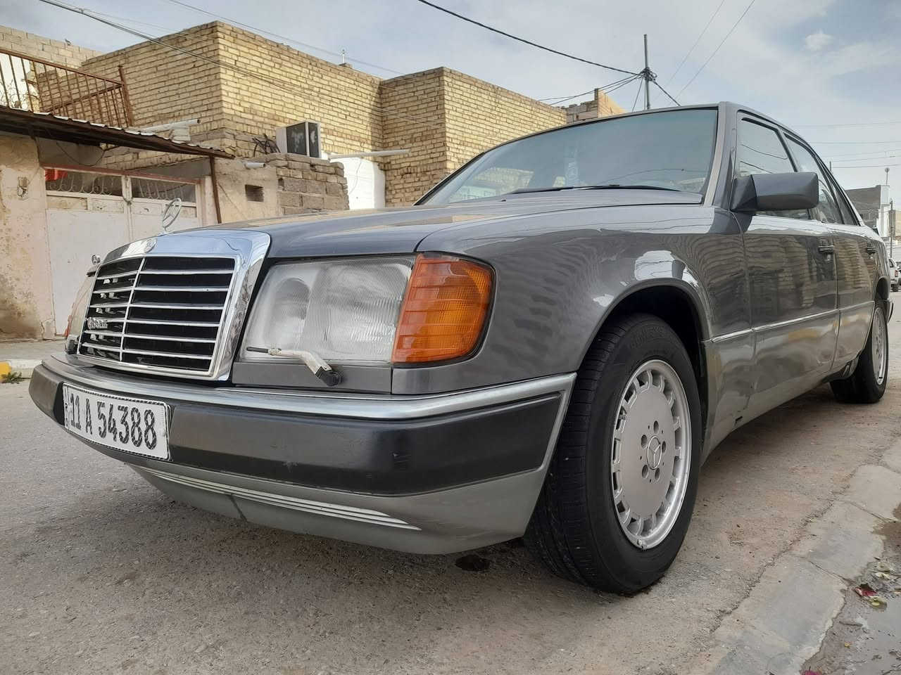 السلام عليكم سياره مارسيدس دب لبيع موديل ٩٠ رقم بغداد انكليزي محرك بطه ٣٠٠٠ تبريد شغال سياره جاهزه العنوان واسط قضاء الحي لاستفسار ***********
