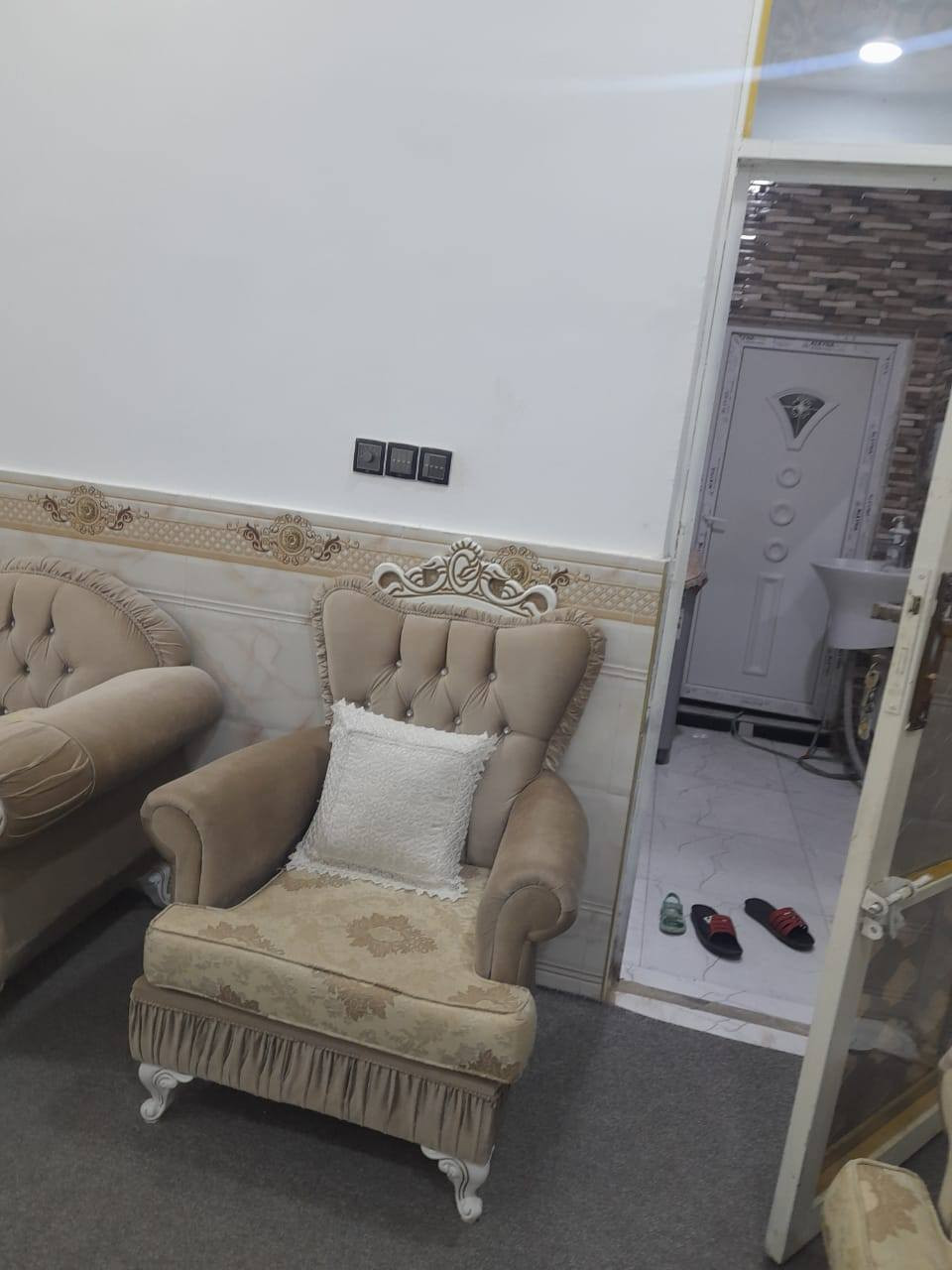 للبيع

بيت ١٠٠م امامي طابق ونص.

بناء حديث كونكريت مسلح

سعر ١٧٥ بيه مجال قليل.

يقع في صالحيه  قرب سيد جابر

داخل فرع عرض ٨م

يحتوي طابق الأول على غرفه وصاله ومطبخ وصحيات داخليه وخارجيه واستقبال

طابق ثاني غرفه وصاله

موبايل للاستفسار ***********
