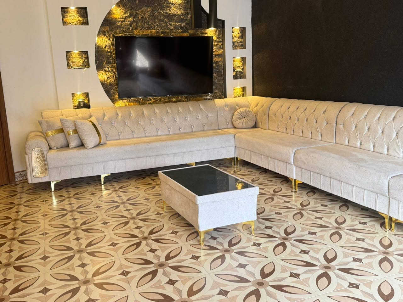 سلام عليكم✨
عندي هاي ديوان تفصال مال بيت نظيف اي عيب مابي ويا طبله وسطيه  وكوشات  ايضآ كامل للبيع شراي تعال خاص او خابر رقم***********عنوان كركوك⚠️
