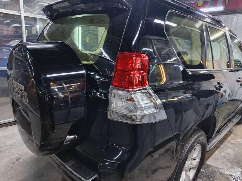 للبيع تيوتا برادو رقم دهوك مكفولة كفالة عامة سياره جديده جدا جاهزه بدون أي نقص المواصفات بصمه ثلاجه وسطيه سلايد روف تخم تاير جديد موديل ٢٠١٣ سعر السياره ٢٨٥
 للاتصال *********** بغداد, العراق
