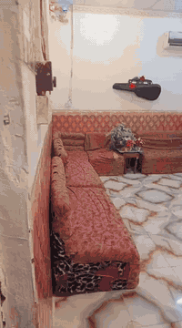 @بيت للبيع في بني منصور الحسينات 200متر
غرفتين وهول وديوانيه ومطبخ وصحيات وستقبال
الحسينات يم اسواق جدو مقابيل جامع الزهراء  السعر 30مليون بي مجال***********
