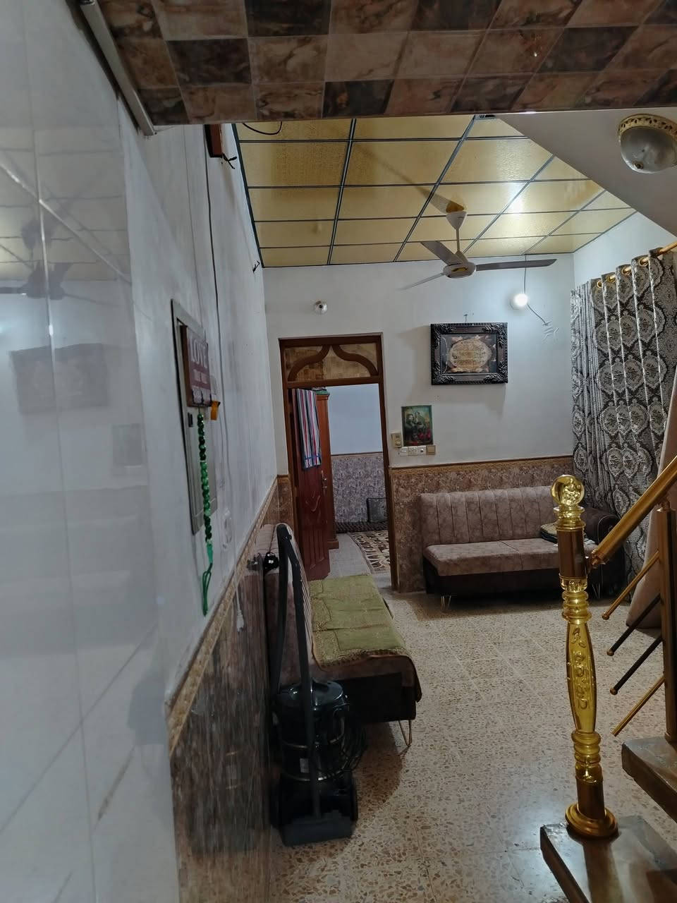 البيت للبيع 100 متر طابقين بناء درجه اول يحتوي على استقبال وصاله وغرفه وتخاريج ومنور  الطابق الثاني يحتوي على سويت وغرفه وصاله للإستفسار  *********** 
المكان حي النداء شارع المكاتب قرب صيدلية الكفيل
