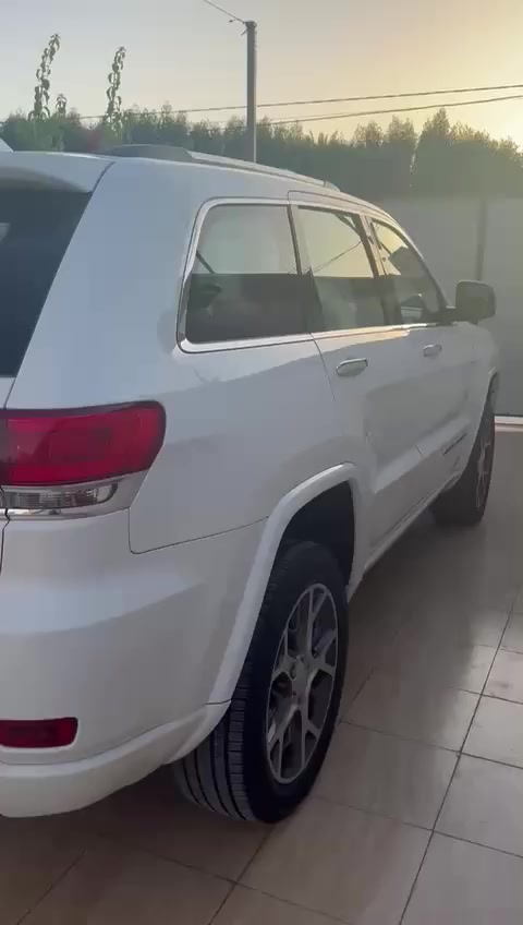 جيب كراند شيروكي 2019( خليجي ) 
وكالة هارلم فول مواصفات  1/1 
 
مكفولة كفالة عدا بارد قليل بالصندوق
محرك كير على وضع الشركة اسبير ما نازل 

مواصفات معروفة :  فول مواصفات للاخير 1/1
محرك 6 سلندر 3600 , V6 دبل كزوز 4x4 دفع رباعي خفيف ثقيل متعدت الوضعيات 
 تحديد مسار تنبيه خروج عن المسار ، اصطفاف ذاتي
توقف ذاتي فرامل طوارئ كشف سرعات الطريق
دخول بصمه تشغيل بصمه و تشغيل عن بعد ، 
، سقف بنوراما جنطه كهرباء ،  حساسات كشف ضغط الاطار 
ويل حجم 20
شاشة جبيره + كامره خلفيه دواره 
سستم صوت 12 سماعه + دمام خلفي ،
حساسات اماميه خلفيه رادار خلفي بريك طوارئ 
رادار امامي بريك طوارئ 
  تدفئه  + تدفئه ستيرن 
سقف بنوراما كراسي كهرباء خزن 3 وضعيات لسائق
ستيرن ميموري حسب وضعيه خزن الكرسي 
تبريد قطعتين كراسي خلفية تدفئه + تجوه 
فول تحكم ستيرن كروس مثبت سرعة ، وضعيات قيادة sport , eco تراكشن مود ، اوتو ستارت ستوب 
نزول منحدر فور ويل خفيف ثقيل وضعيات فوريل جبلي ترابي ثلجي
مري كهربائيه قابله لطي + تعتيم تلقائي مري جوانب و وسطيه
+ خاصيه ازاله الضباب من المري الجانبيه + مري قلاب عند الرجوع
لايتات حاجب LED ، زنون + بلوجكتر كاشف ضباب زنون زراكه مازده
بك لايت LED + كاشف ضباب و بعد
 اهواي مواصفات ..
جيب 
السعر 300$ 
مكان السيارة : ذي قار 
للاستفسار : ***********
